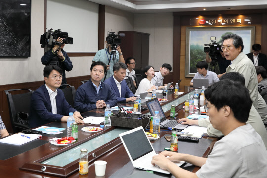 홍종학 중기부 장관(왼쪽 두번째)이 2일 경기 부천에 위치한 에이엔피에서 간담회를 열어 '주 52시간 근무제' 시행에 따른 현장 애로사항을 듣고 있다. 중기부 제공